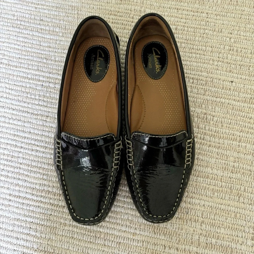 Clarks Artisan Slip-on Black Patent Leather Loafers Dark Academia Preppy Size 7 - Picture 2 of 8